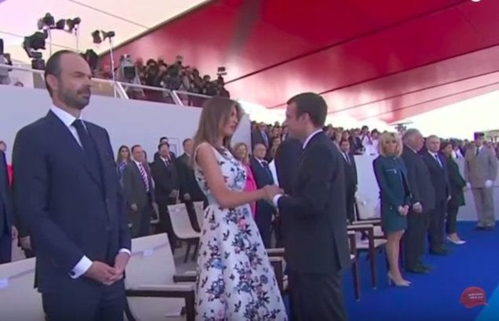 Μαγεμένος με ένα βλέμμα «φωτιά» κοίταζε ο Μακρόν την Μελάνια Τραμπ (βίντεο)